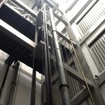 instalación elevador carga.Serretecno