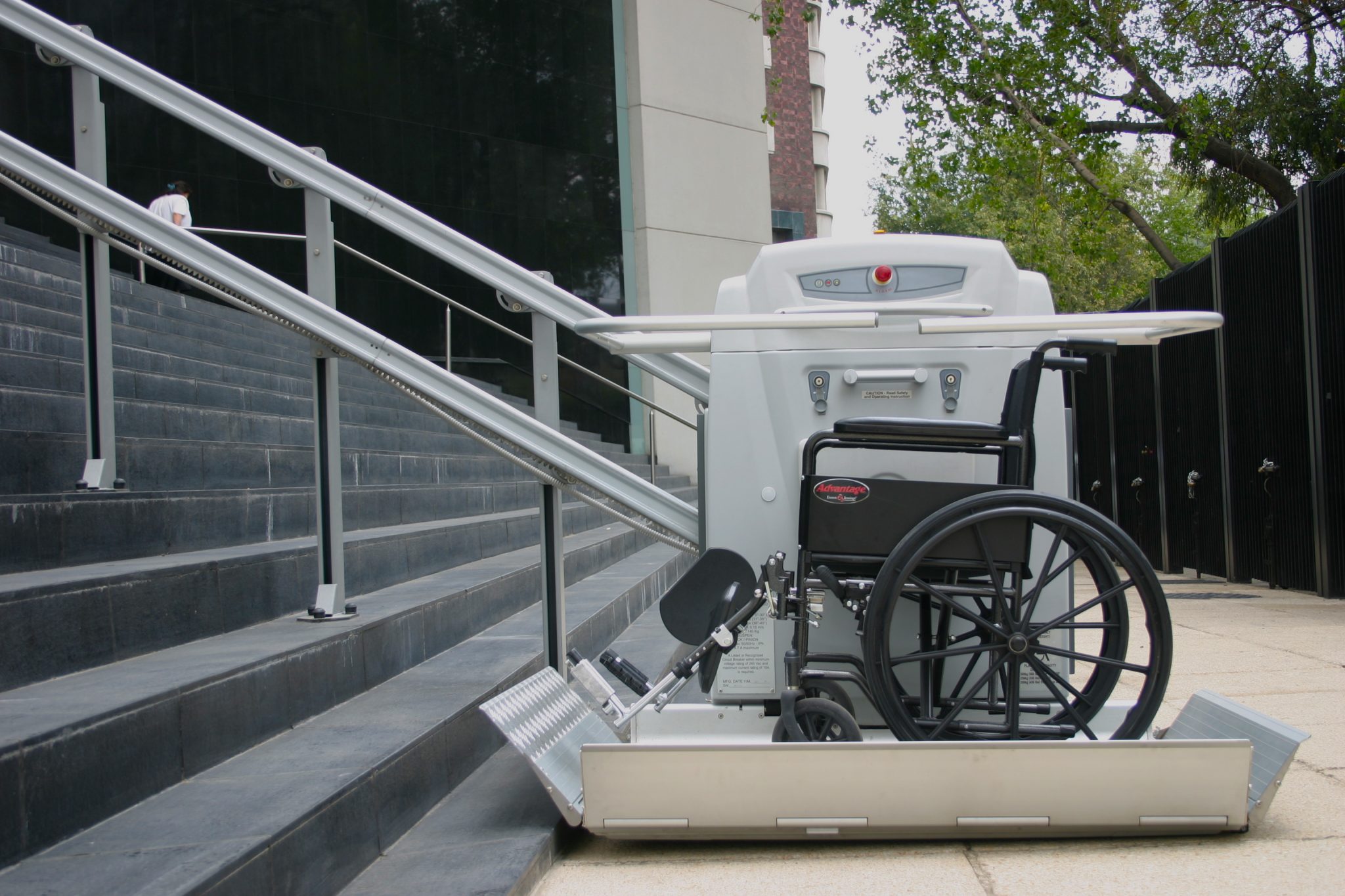 En Serretecno contamos con el salvaescaleras portátil Roby, ideal para  ayudar a personas usuarias de silla de ruedas a trasportarse…