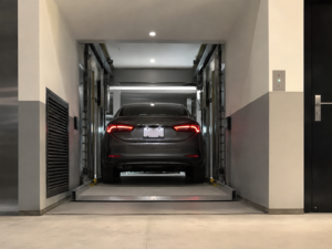 Elevadores para autos en México para accesos estrechos con plataforma compacta y entrada alineada.
