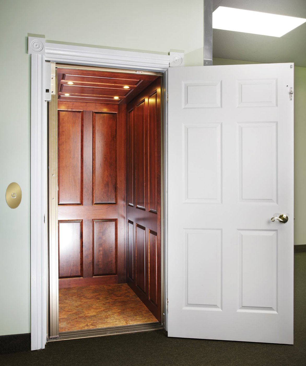 Elevador residencial con cabina de madera
