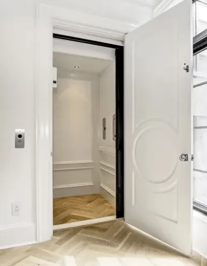Elevador residencial con puerta blanca
