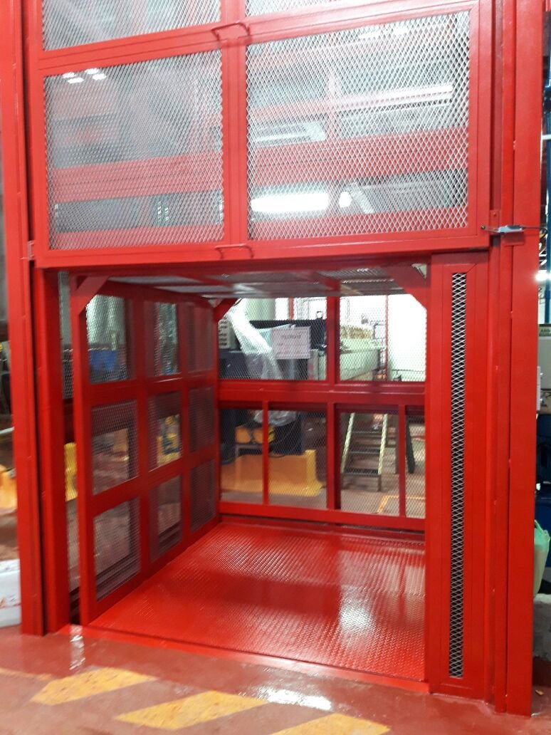 Elevador montacargas con estructura roja