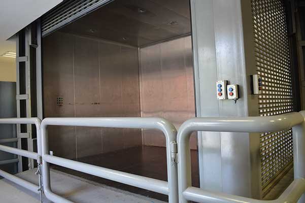 Elevador montacargas industrial con barandal