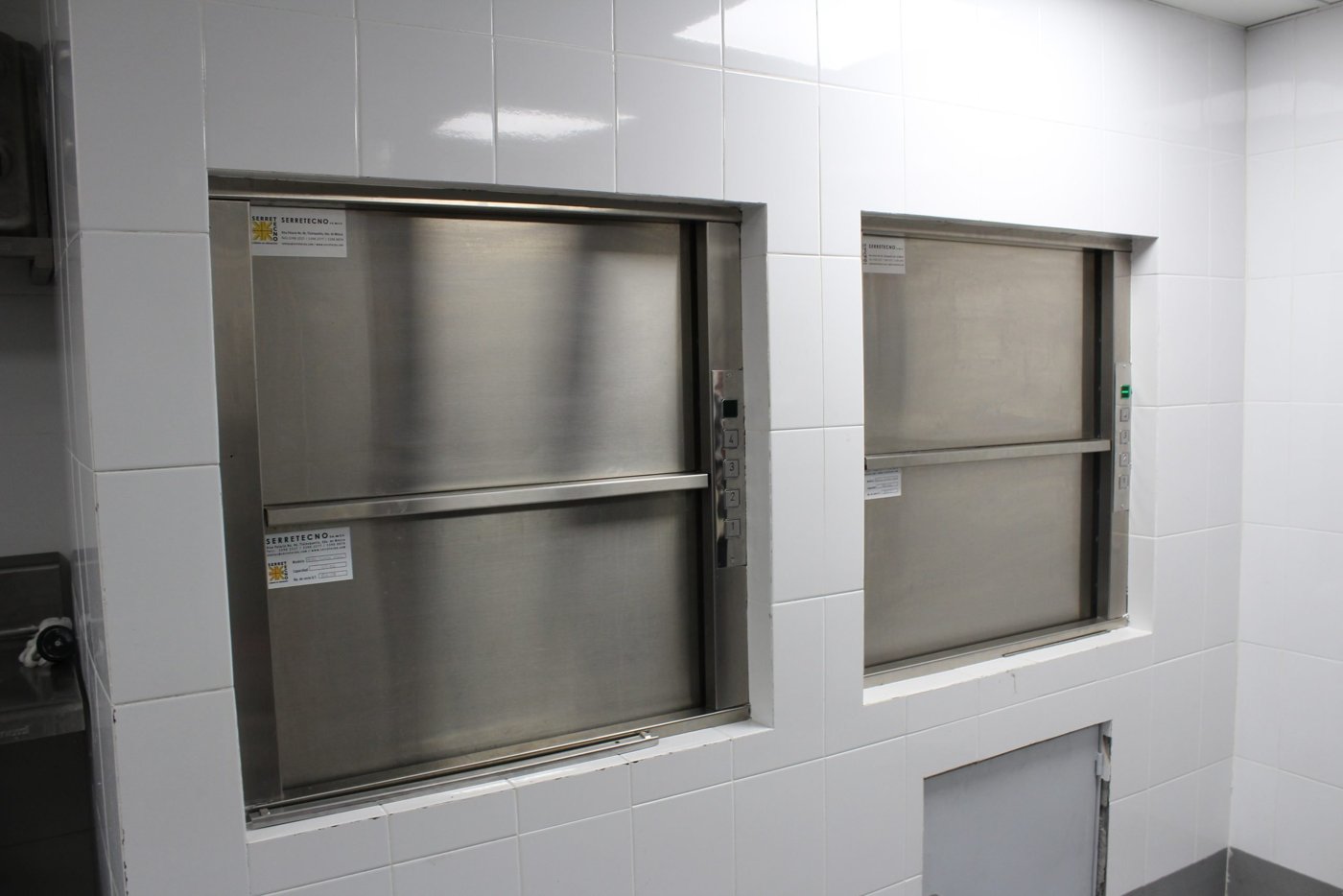 Elevador montaplatos de acero inoxidable en cocina
