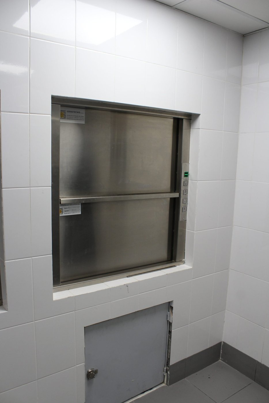 Montaplatos con ventana de servicio