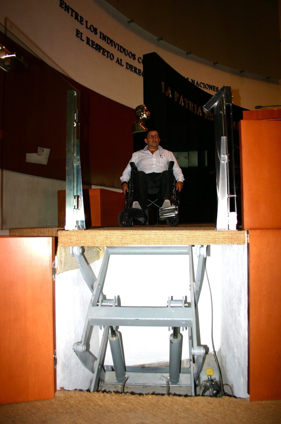 Plataforma elevadora de tijera para silla de ruedas
